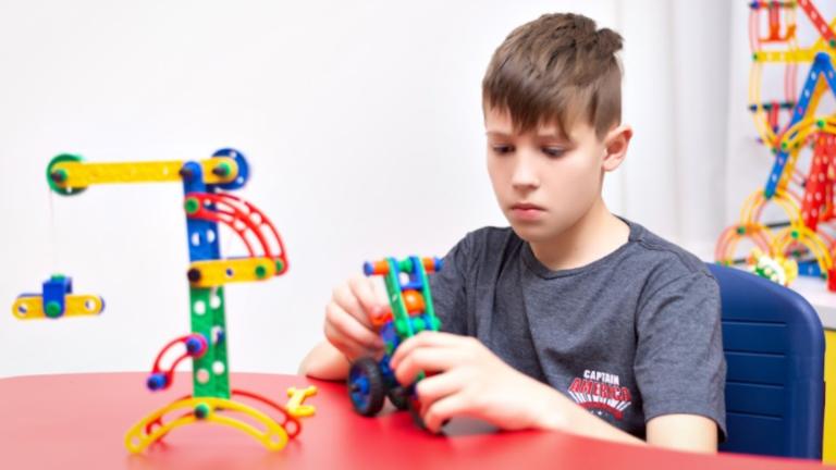 No Laboratório EduCAR a criança aprende enquanto brinca: a sala de aula se torna mais dinâmica e divertida