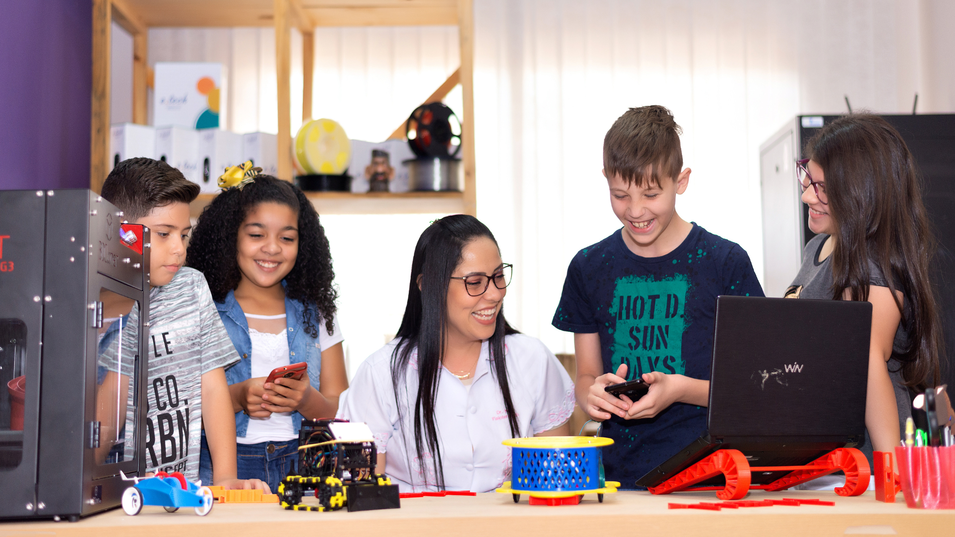 EDUCAÇÃO BÁSICA: A SALA DE AULA INTERATIVA COM TECNOLOGIA QUE O ALUNO MERECE PARA SE DESENVOLVER