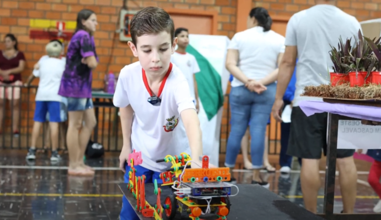 Laboratório EduCAR em ação: mostra de robótica reúne jovens talentos da educação municipal de Pato Bragado 